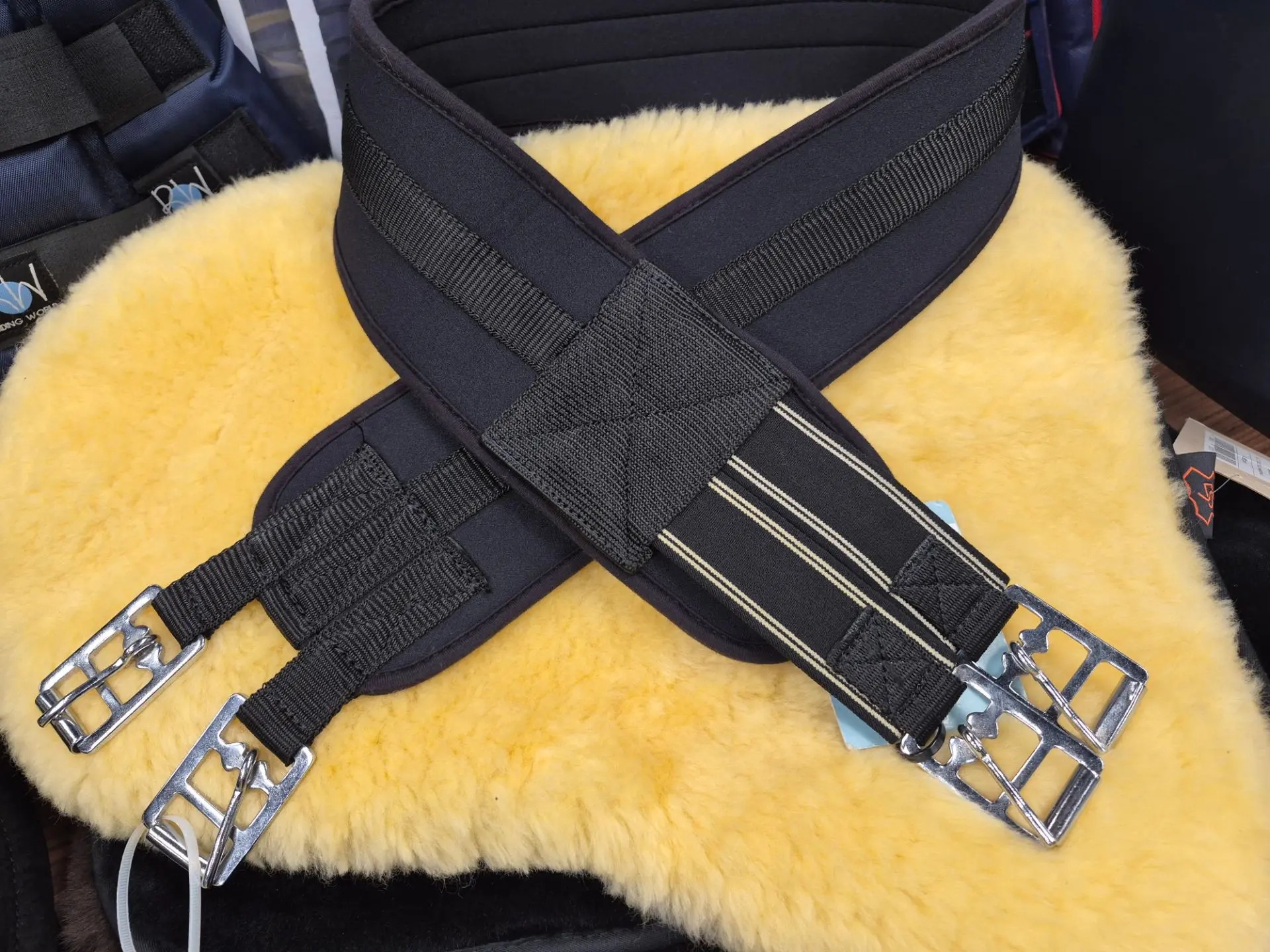 Подпруга неопреновая Horse Comfort на резинках с одной стороны, чёрная